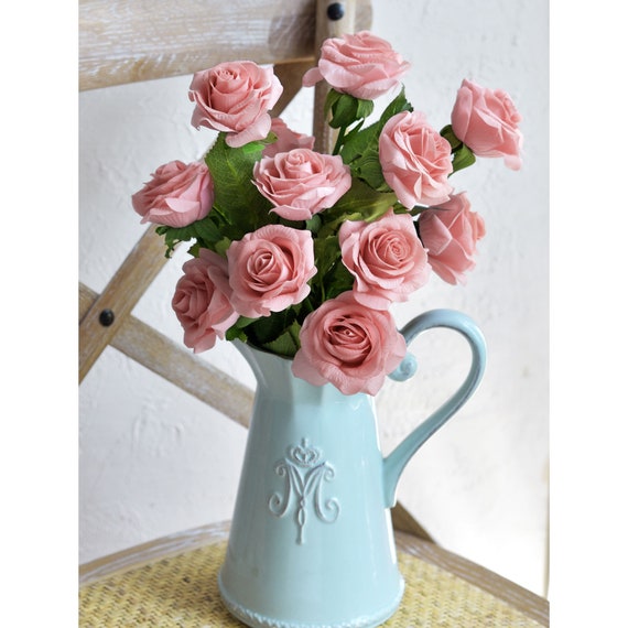 Eleganza Floreale: Il vaso di Rose Artificiali con Illusione d
