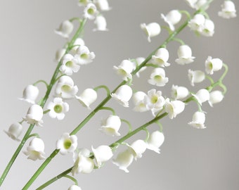 Branches de muguet artificiel : petites cloches de mai (blanches ou bleues)