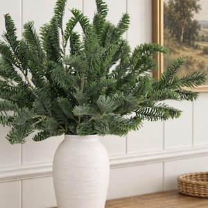 Dennentakjes: Zachte, aanraakgevoelige kunstmatige groenblijvende takken van 45 cm, geschikt als vulling voor kransen en slingers.