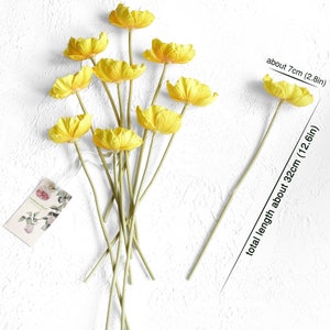 Puede incluir: Un ramo de 9 flores de amapola artificiales amarillas con tallos verdes. Cada flor mide aproximadamente 7 cm (2,8 pulgadas) de di&aacute;metro. Los tallos miden aproximadamente 32 cm (12,6 pulgadas) de largo.