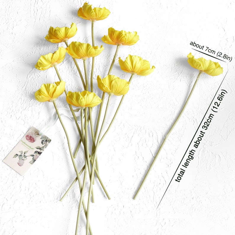 Puede incluir: Un ramo de 9 flores de amapola artificiales amarillas con tallos verdes. Cada flor mide aproximadamente 7 cm (2,8 pulgadas) de di&aacute;metro. Los tallos miden aproximadamente 32 cm (12,6 pulgadas) de largo.