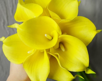 Puede incluir: Un ramo de lirios amarillos, una flor popular para bodas y ocasiones especiales.