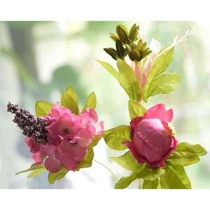 Puede incluir: Un ramo de flores artificiales con hortensias rosas, un capullo de flor morado y una sola peon&iacute;a rosa.