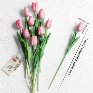 K&ouml;nnte beinhalten: Ein Strau&szlig; aus 10 k&uuml;nstlichen rosa Tulpen mit gr&uuml;nen Stielen und Bl&auml;ttern. Der Strau&szlig; ist etwa 35 cm lang.