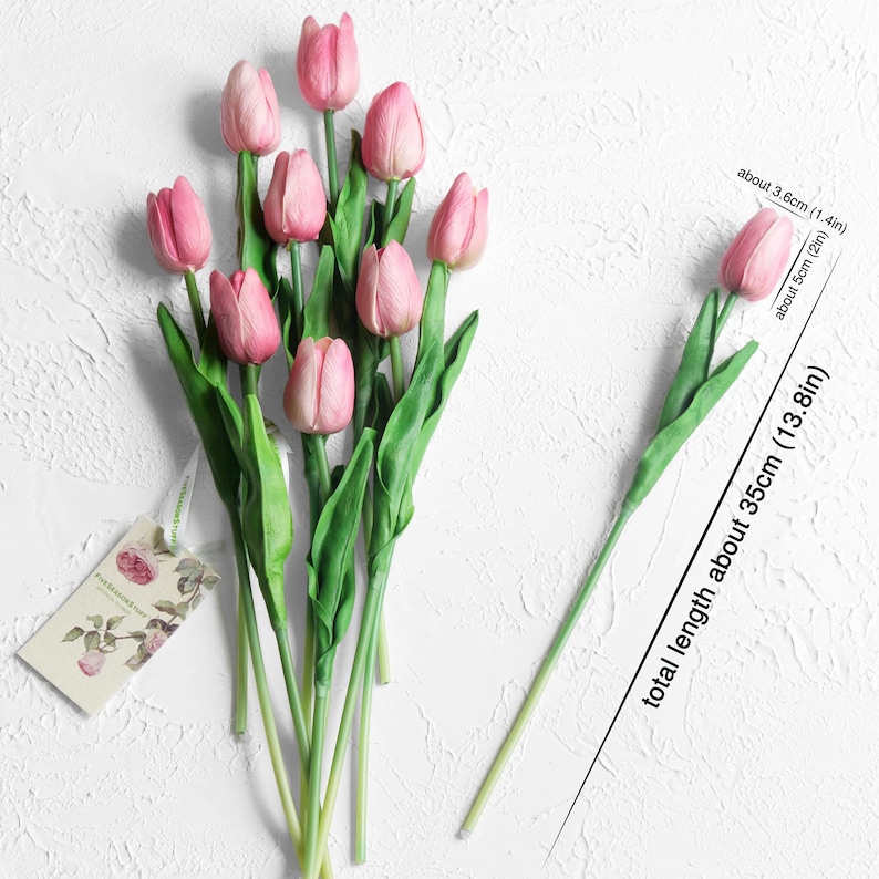 K&ouml;nnte beinhalten: Ein Strau&szlig; aus 10 k&uuml;nstlichen rosa Tulpen mit gr&uuml;nen Stielen und Bl&auml;ttern. Der Strau&szlig; ist etwa 35 cm lang.