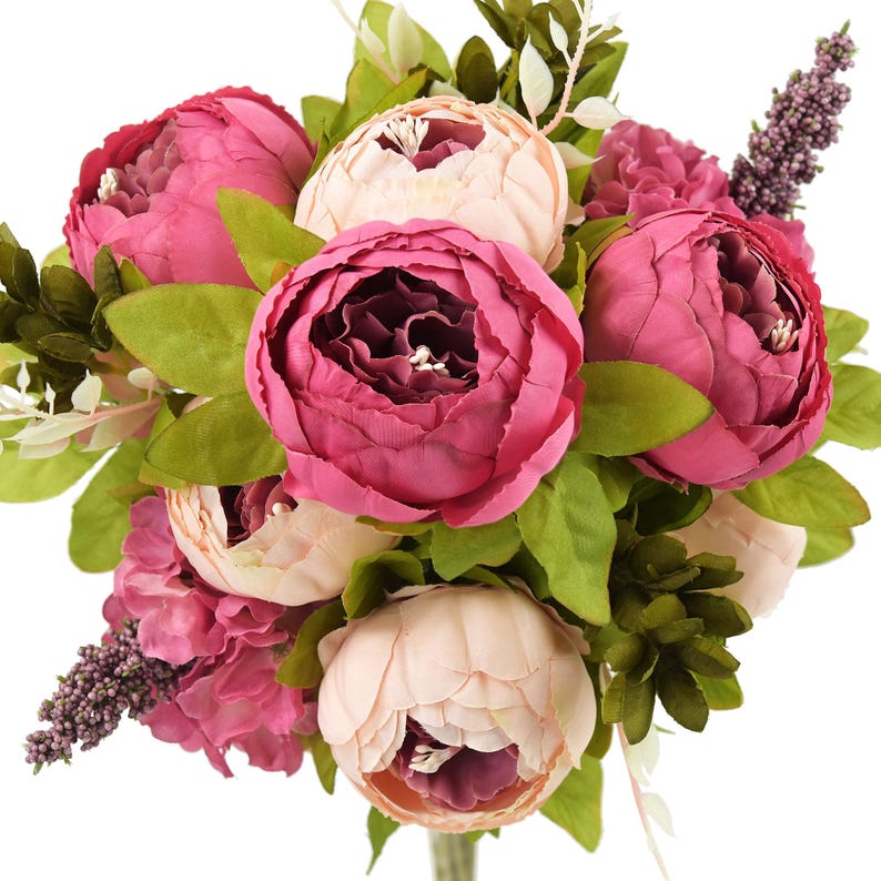 Puede incluir: Un ramo de peon&iacute;as artificiales de color rosa con hojas verdes y flores moradas.