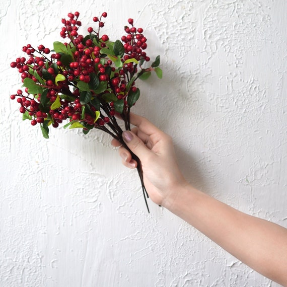 1 Set Artificial Pine Branches With Red Berries, Pine Cones