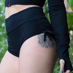 Puede incluir: Shorts negros de cintura alta con un detalle de cord&oacute;n en el lateral. Los shorts est&aacute;n hechos de una tela suave y el&aacute;stica y tienen un ajuste c&oacute;modo.