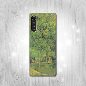 Op de afbeelding: Een telefoonhoesje met een schilderij van een groene boom met mensen eronder. Het telefoonhoesje heeft een zwarte camera lens op de achterkant.
