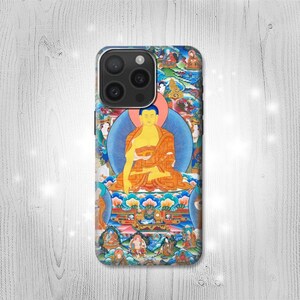 Puede incluir: Una funda de teléfono colorida con una ilustración detallada de un Buda sentado rodeado de otras figuras. La funda tiene un esquema de color azul, amarillo, rojo y verde.