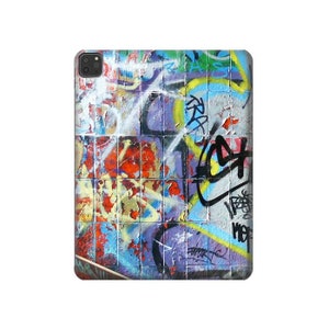 Op de afbeelding: Een kleurrijke graffitimuur met een verscheidenheid aan kleuren, waaronder rood, blauw, geel, groen en zwart. De graffiti is in verschillende stijlen, waaronder letters, vormen en abstracte ontwerpen.