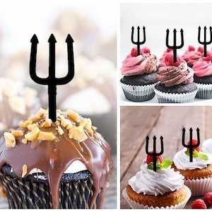 Puede incluir: Toppers para cupcakes en forma de tridente negro. Los toppers están hechos de cartulina negra y tienen forma de tridente. Los toppers se muestran en la parte superior de los cupcakes con diferentes glaseados y coberturas.