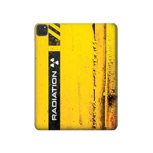 Puede incluir: Una funda de teléfono amarilla con una señal de advertencia negra y amarilla que dice "RADIATION" y un símbolo de radiación negro y blanco.