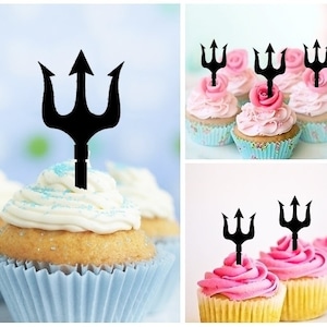 Puede incluir: Toppers de cupcake de tridente negro en cupcakes con glaseado rosa y blanco.