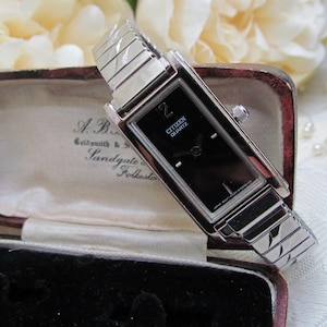Vintage Citizen Ladies Quartz Wristwatch on a Stainless Steel Expanding Bracelet - Circa. 1993 - A Lovely Vintage Watch
