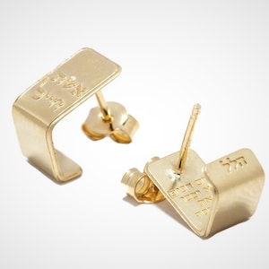 Kleine gouden hoepel oorbellen voor vrouwen, Hebreeuwse oorbellen, religieuze sieraden voor vrouwen, Joodse sieraden, Spreuken 31, vrouwen van moed, cadeau voor moeder