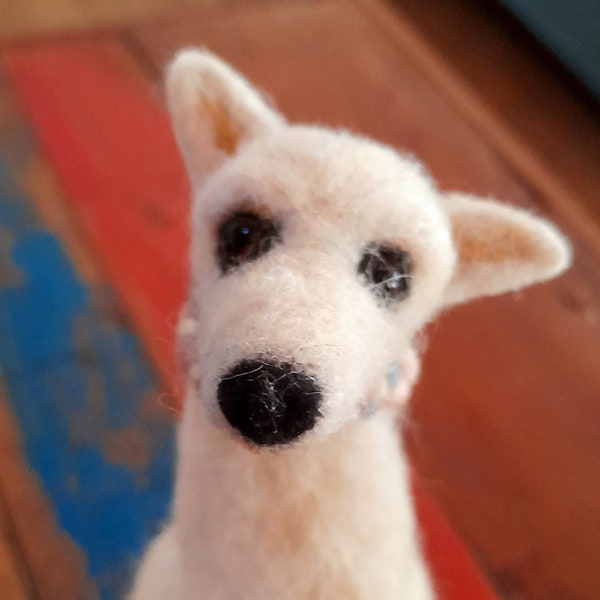 Escultura de perro pastor de fieltro aguja, crema marfil con ojos marrones y cuello trenzado
