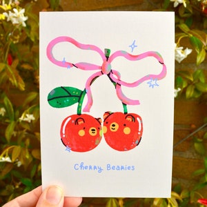 Cherry Bearies Postkarte / Kawaii Dreamy Aesthetic Illustration / Bow Cherry Bears A6 Größe