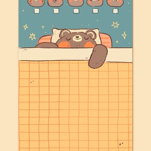 Puede incluir: Ilustración de un oso durmiendo en una cama con una manta amarilla. Encima del oso hay cinco caras de oso con diferentes expresiones. El fondo es azul con estrellas.
