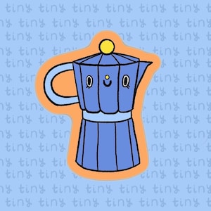 Op de afbeelding: Een blauwe moka-pot sticker met een gele knop op het deksel en een cartoongezicht met twee ovale ogen en een kleine glimlach. De sticker heeft een dikke oranje rand op een lichtblauwe achtergrond met het herhalende woord tiny.