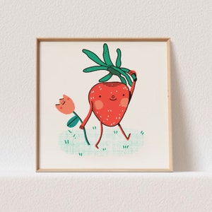 Op de afbeelding: Een rode aardbei met een groene stengel en bladeren loopt met een roze tulp. De aardbei heeft een glimlachend gezicht en draagt groene schoenen. De tulp heeft een glimlachend gezicht en houdt de hand van de aardbei vast. Ze lopen op een groen grasveld.