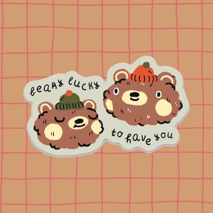 Pegatina de oso de la suerte – Resistente al agua y apta para lavavajillas – Bonita pegatina de oso marrón con adorables sombreros