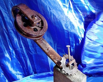 Metal sculpture "Something keep holding" from "Copper Cat Art Group". Unique. Retro-elements. Dieselpunk. Metal Art