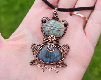 Collier à pendentif grenouille en cuivre enveloppé de fil avec labradorite et azurite