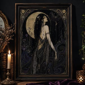 Op de afbeelding: Een ingelijste kunstdruk met een donkere, gedetailleerde illustratie van een figuur met lang zwart haar en een vloeiend gewaad voor een grote, bleke maan. De tekst "LILITH" staat in de linkerbovenhoek van het kunstwerk, dat in een donkere, sierlijke lijst zit.