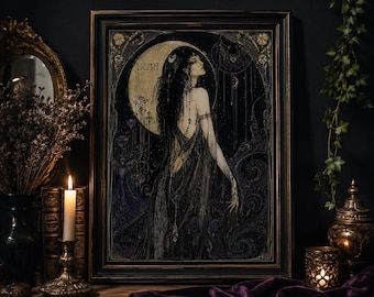 Puede incluir: Una impresión artística enmarcada que presenta una ilustración oscura y detallada de una figura con cabello largo y negro y un vestido fluido frente a una luna grande y pálida. El texto "LILITH" está impreso en la esquina superior izquierda de la obra, colocada en un marco oscuro y ornamentado.