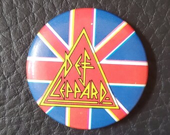 Spilla Smaltata Def Leppard &ndash; Pin Musicale Anni '70/'80/'90, Regalo Per Fan Hard Rock