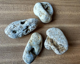 Piedras de playa agujereadas, amuletos de la suerte del mar, talismanes de bruja (juego de 4)