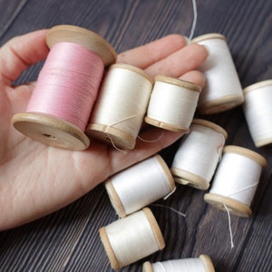 Ensemble de 10 bobines de fil simples différentes - bobine de fil de coton soviétique 3 blanc sale 5 blanc simple 1 grand rose