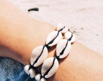 Handmade Cowrie Shell Choker: Natural Cotton Yarn Bracelet