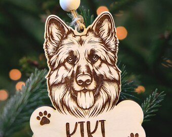 Può includere: Un ornamento natalizio in legno a forma di osso con la testa di un pastore tedesco in cima. L'osso ha impronte di zampe su ciascuna estremità e il nome "KIKI" è inciso sul davanti.