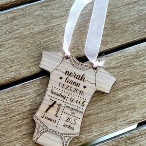 Onesie, Weihnachten, Ornament, Geburtsanzeige, Baby, Schild, SVG, Laserdatei, Glowforge
