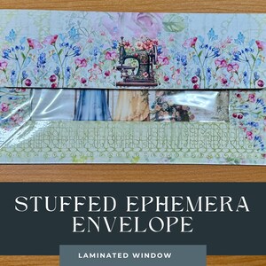 Shabby Chic Gefüllter Nähen Ephemera Umschlag mit laminiertem Fenster, verschiedene Nähen Ephemera einschließlich 2 genähte Anhänger und 4 Journaling Karten