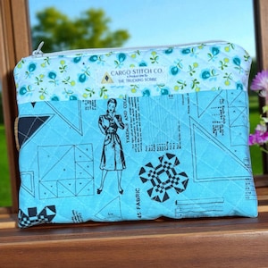 Gesteppte Reißverschlusstasche: Vintage-Schnittmuster-Stoff, handgefertigte 23x15 cm Tasche