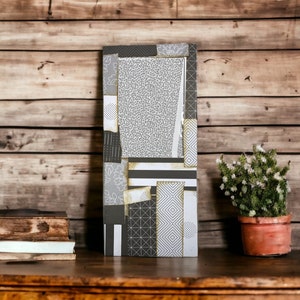Sobre en blanco y negro con collage y ventana grande, efímera, cumpleaños, aniversario, regalo de Navidad, diario basura