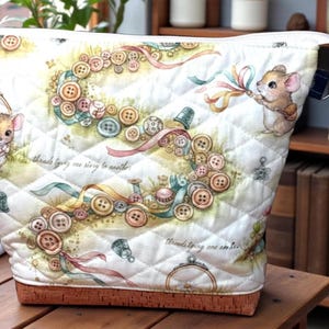 Bolsa para projetos acolchoados Button & Thread — Edição Mesa do Artesão | Estojo com zíper Everyday Magic