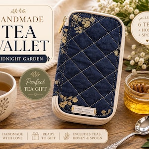 Könnte beinhalten: Eine marineblaue, gesteppte Teebörse mit goldenen Blumenakzenten und einem cremefarbenen Rand. Die Börse trägt die Aufschrift "Midnight Garden" und enthält Tee, Honig und einen Löffel. Eine Teetasse und ein Honigglas sind ebenfalls zu sehen.
