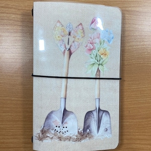 Gardening Traveler&#39;s Notebook Cover - 5x8 Laminierte Fauxdori TN, handgemachtes nachfüllbares Journal für Gartenplanung oder Naturnotizen