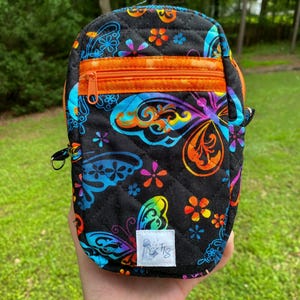 Handgemaakte crossbodytas met vlinder: gewatteerde katoenen portemonnee met oranje muntzakje