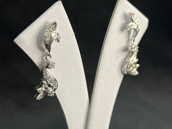 Vintage 14k diamond drop earrings in white gold -… - image 7