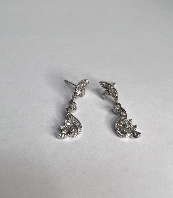 Vintage 14k diamond drop earrings in white gold -… - image 8