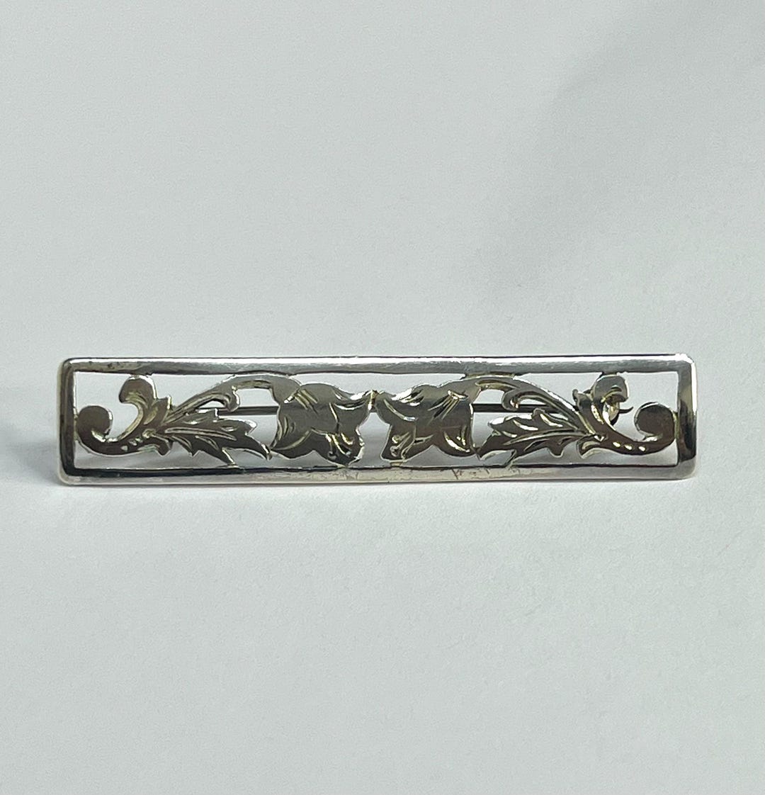 アンティークのドイツシルバーの花のブローチ、横長の長方形デザイン