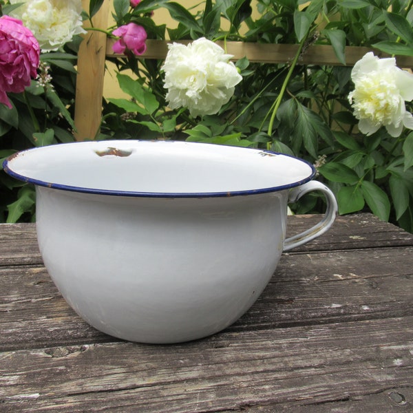 Old chamber pot in white enamel rustic decoration / cache-pot
