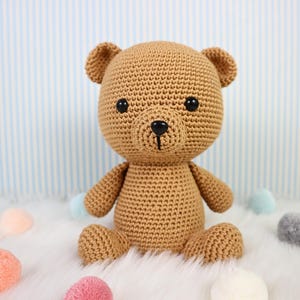 Brownie Bear, amigurumi bear pattern. Available in Spanish and English. Suitable for all skill levels.