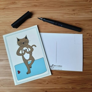 Yoga Cat in the Tree Pose - Cartolina - Carta bianca - Illustrati e disegnati a mano Cancelleria - Made in UK