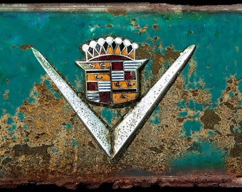 Calcomanía con imagen impresa de placa de matrícula vintage de Cadillac con gráfico oxidado.